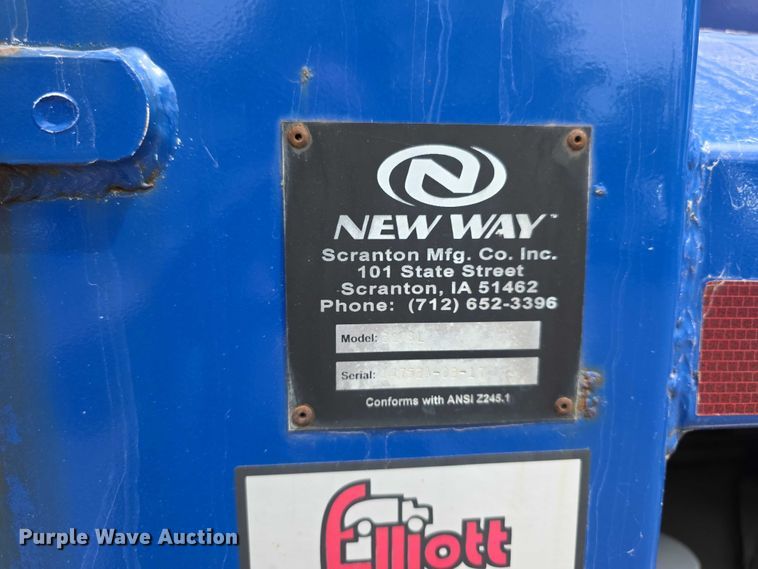 image for item FI0990 2017 Mack LR633 refuse truck