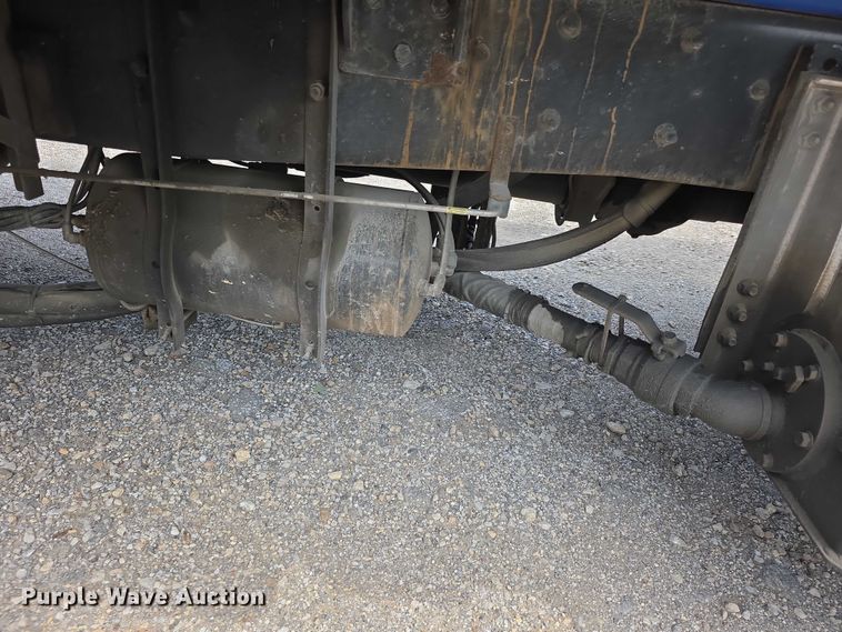 image for item FI0990 2017 Mack LR633 refuse truck