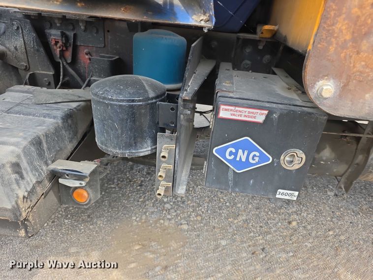 image for item FI0990 2017 Mack LR633 refuse truck