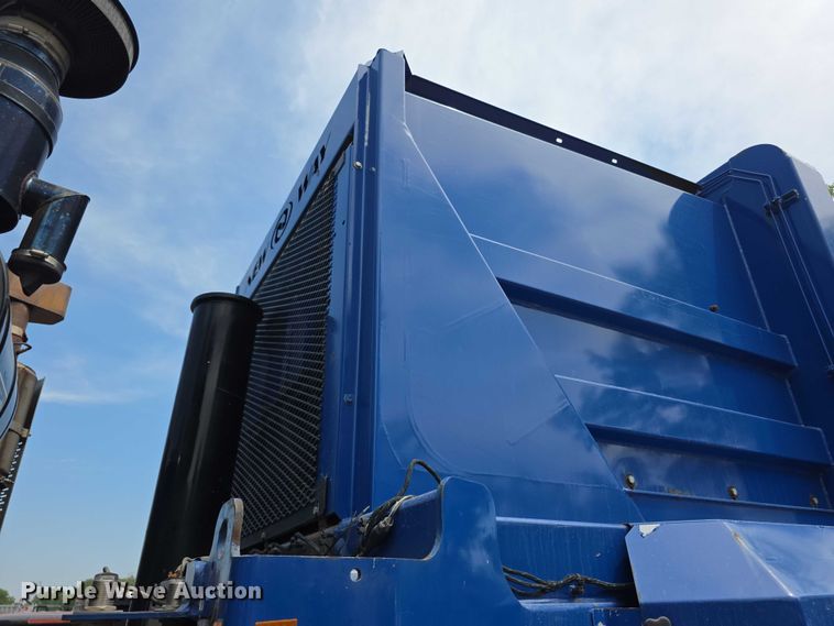 image for item FI0990 2017 Mack LR633 refuse truck