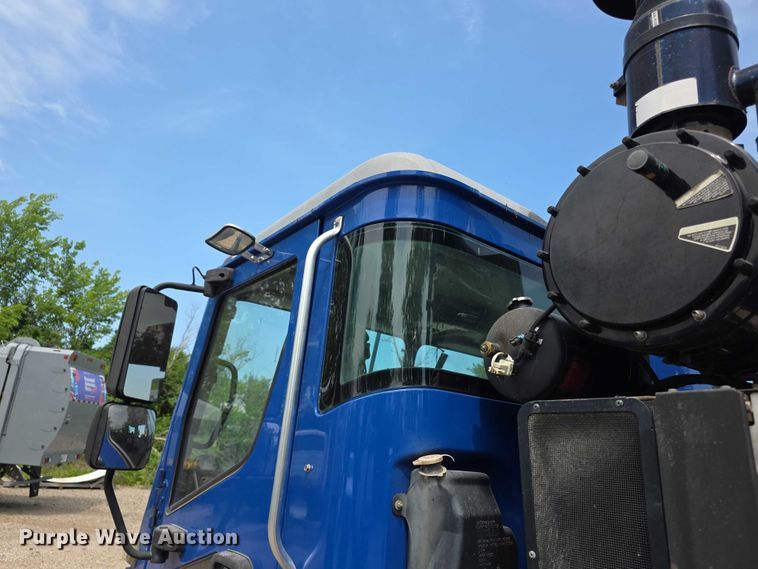 image for item FI0990 2017 Mack LR633 refuse truck