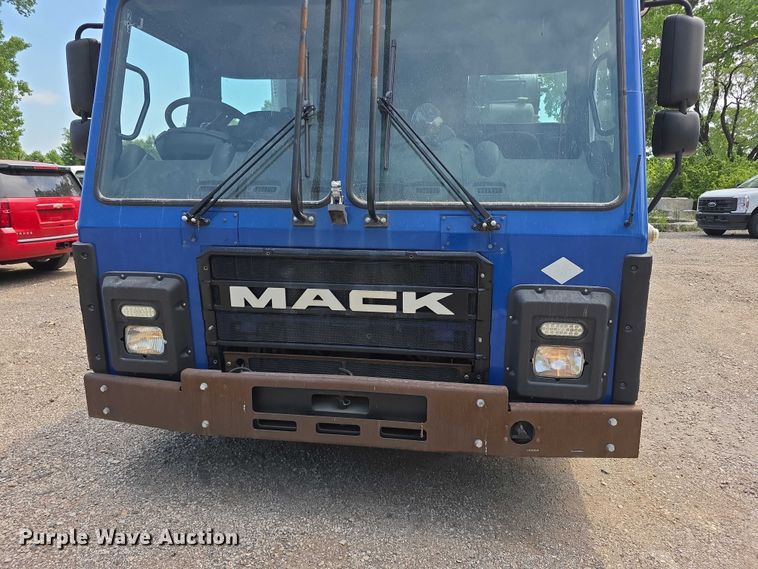 image for item FI0990 2017 Mack LR633 refuse truck