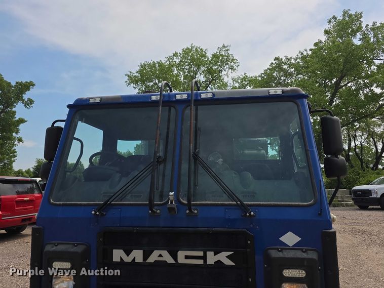 image for item FI0990 2017 Mack LR633 refuse truck