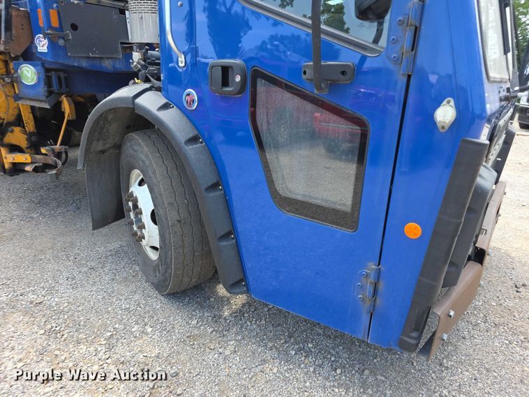 image for item FI0990 2017 Mack LR633 refuse truck