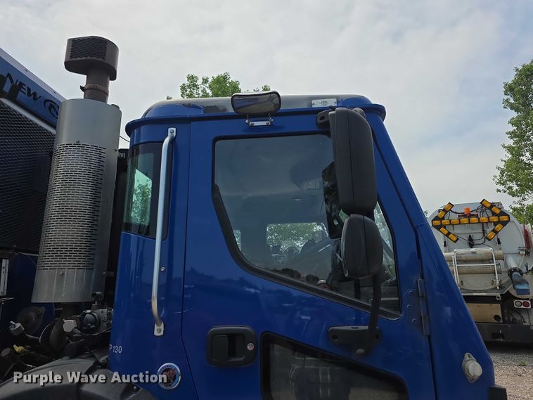 image for item FI0990 2017 Mack LR633 refuse truck