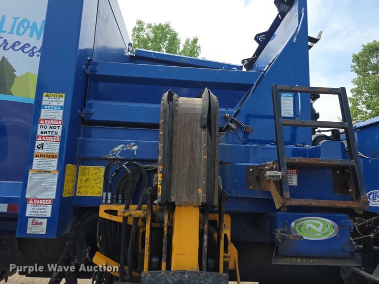 image for item FI0990 2017 Mack LR633 refuse truck