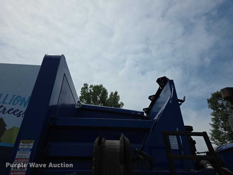 image for item FI0990 2017 Mack LR633 refuse truck