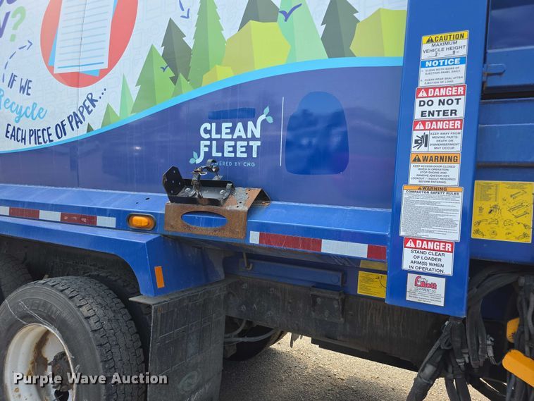 image for item FI0990 2017 Mack LR633 refuse truck
