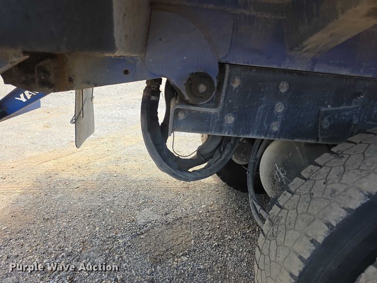 image for item FI0990 2017 Mack LR633 refuse truck