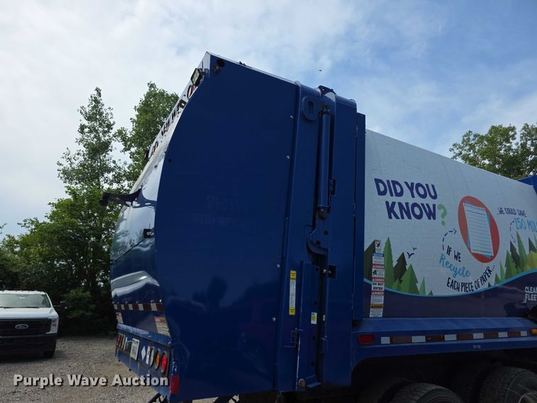 image for item FI0990 2017 Mack LR633 refuse truck