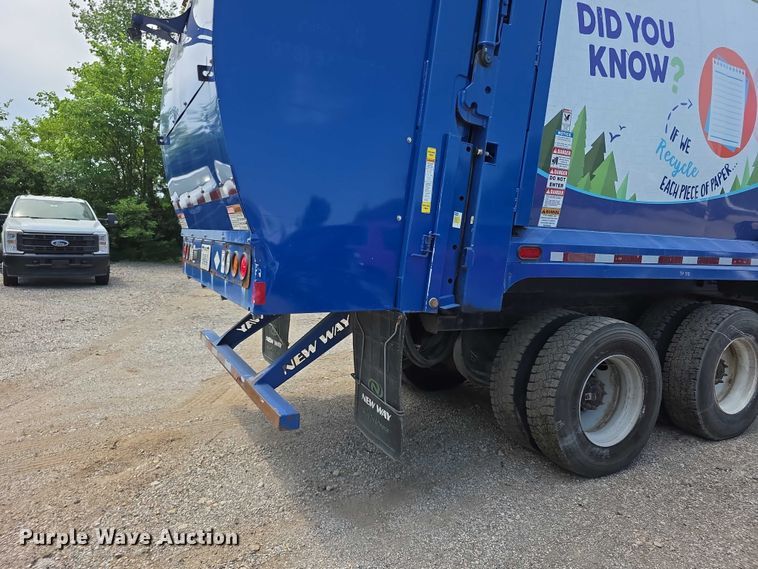 image for item FI0990 2017 Mack LR633 refuse truck