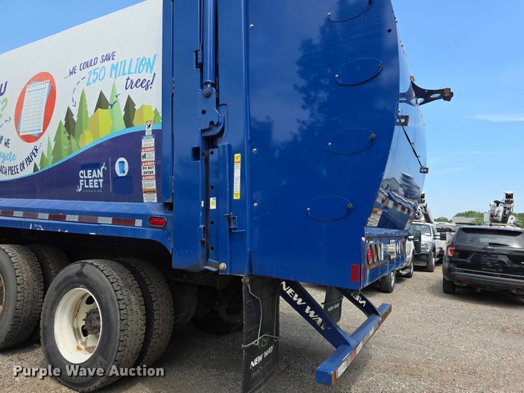 image for item FI0990 2017 Mack LR633 refuse truck