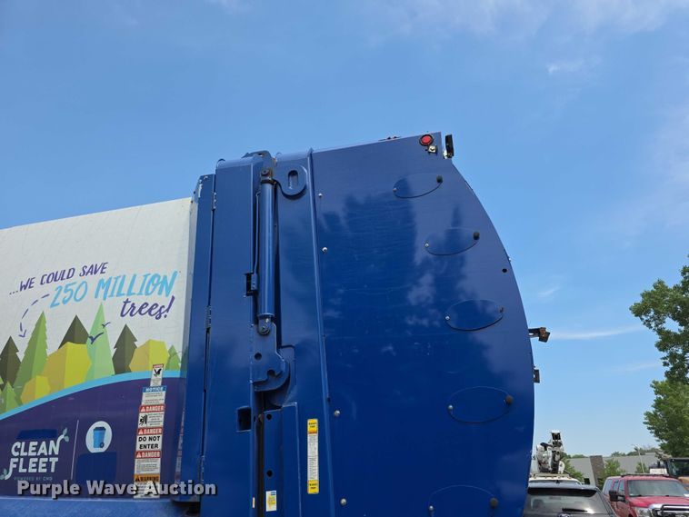 image for item FI0990 2017 Mack LR633 refuse truck
