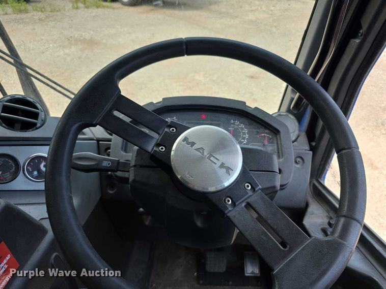 image for item FI0990 2017 Mack LR633 refuse truck