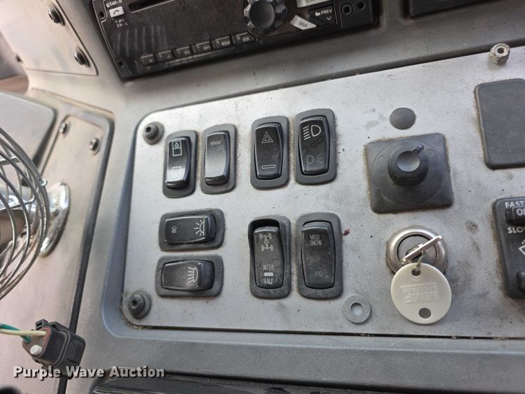 image for item FI0990 2017 Mack LR633 refuse truck
