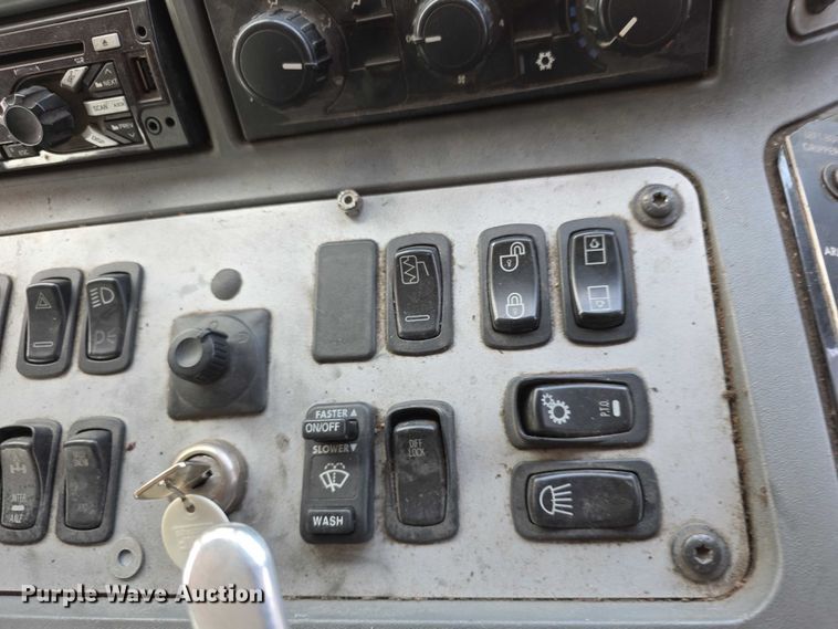 image for item FI0990 2017 Mack LR633 refuse truck