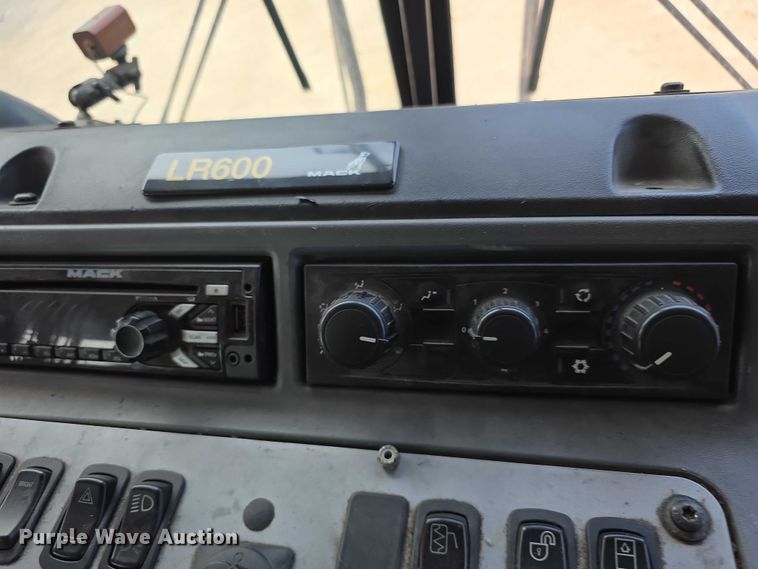 image for item FI0990 2017 Mack LR633 refuse truck
