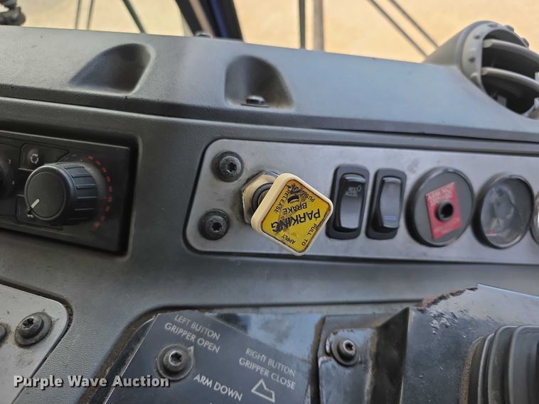 image for item FI0990 2017 Mack LR633 refuse truck