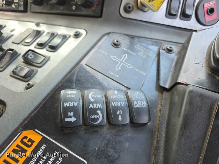 image for item FI0990 2017 Mack LR633 refuse truck