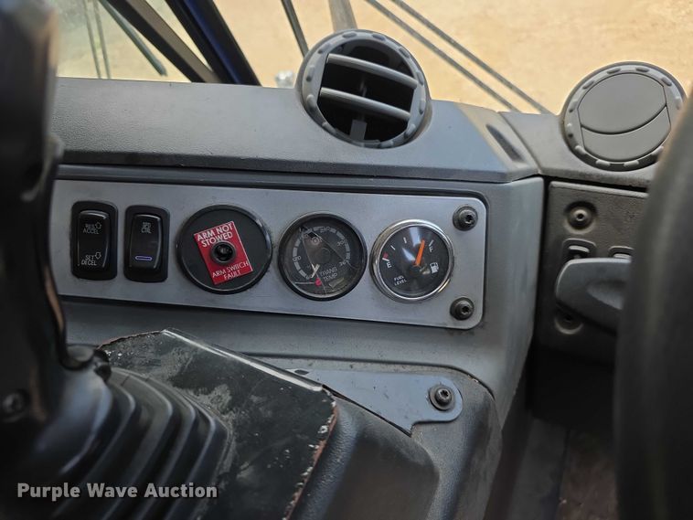 image for item FI0990 2017 Mack LR633 refuse truck