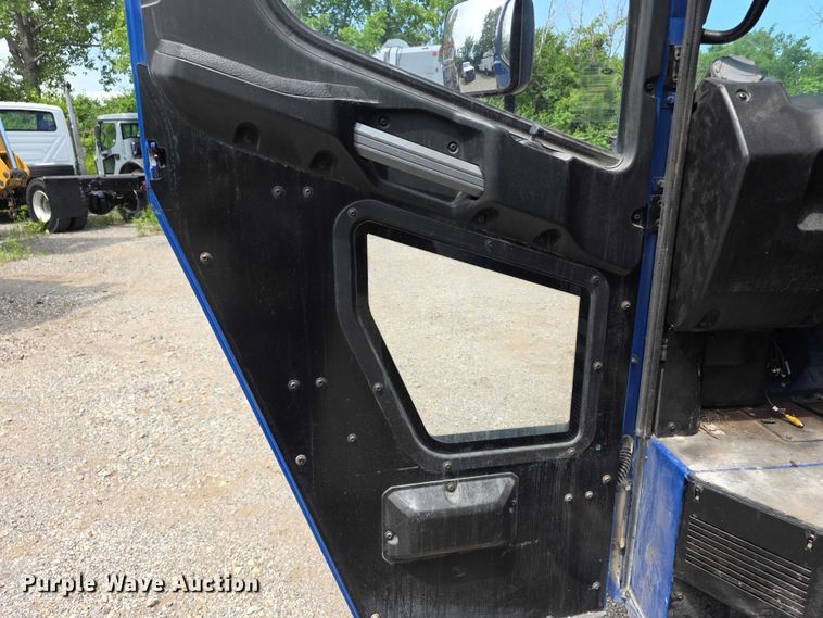 image for item FI0990 2017 Mack LR633 refuse truck