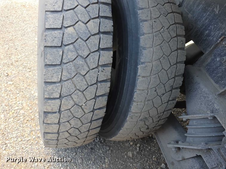 image for item FI0990 2017 Mack LR633 refuse truck