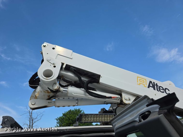 image for item FI0993 2012 Ford F550 Super Duty XL bucket truck
