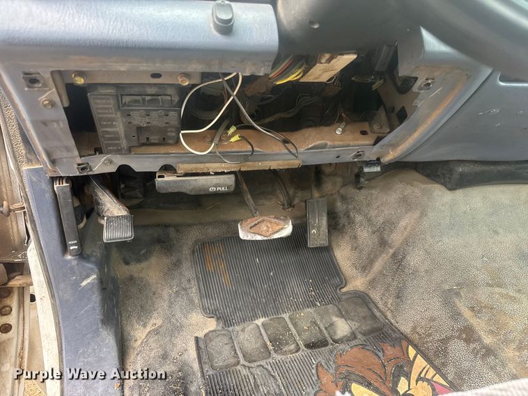 image for item MX9180 1999 Ford F250 Super Duty flatbed pickup truck