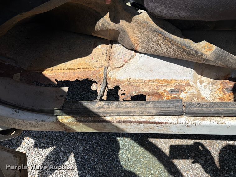 image for item NA9504 2001 Ford F350 Super Duty dump bed pickup truck
