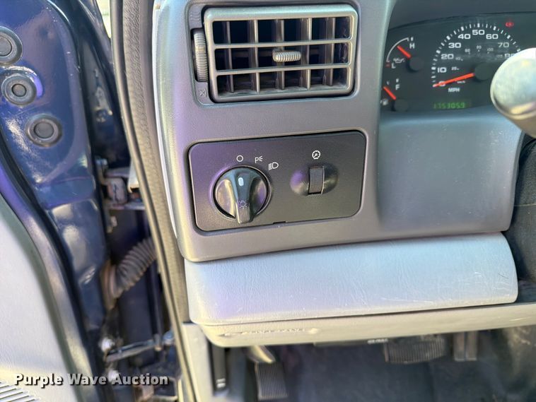 image for item NA9507 2003 Ford F350 Super Duty Crew Cab pickup truck