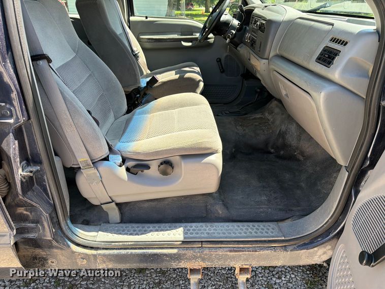 image for item NA9507 2003 Ford F350 Super Duty Crew Cab pickup truck