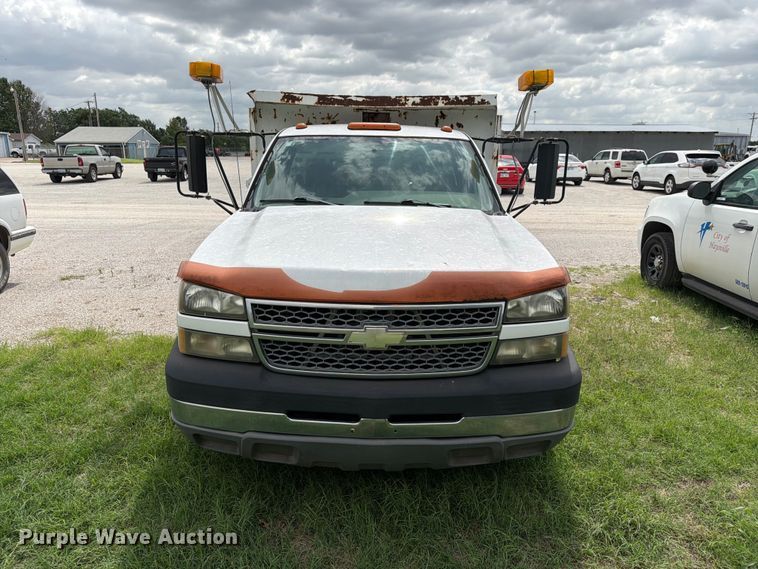 image for item NA9529 2005 Chevrolet Silverado 3500 dump bed pickup truck