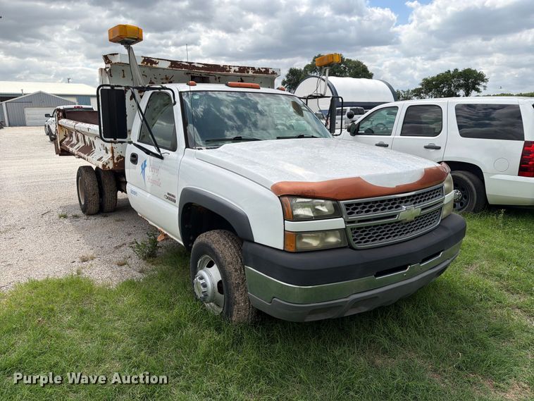 image for item NA9529 2005 Chevrolet Silverado 3500 dump bed pickup truck