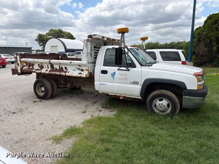 image for item NA9529 2005 Chevrolet Silverado 3500 dump bed pickup truck