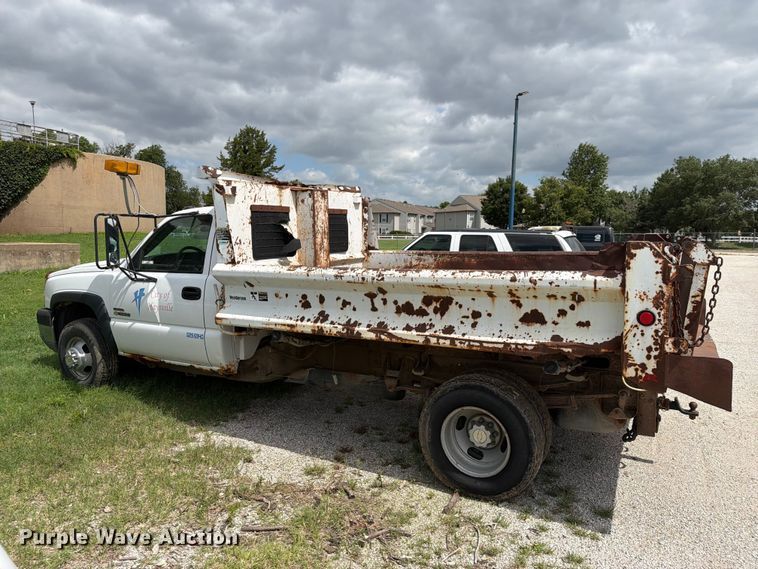 image for item NA9529 2005 Chevrolet Silverado 3500 dump bed pickup truck