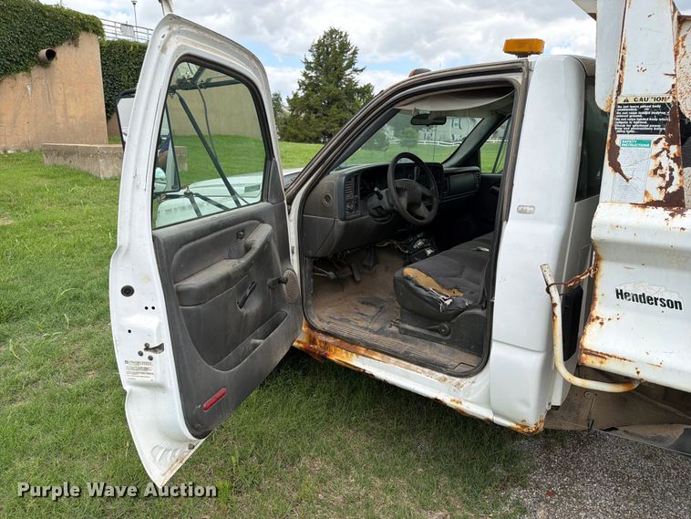 image for item NA9529 2005 Chevrolet Silverado 3500 dump bed pickup truck
