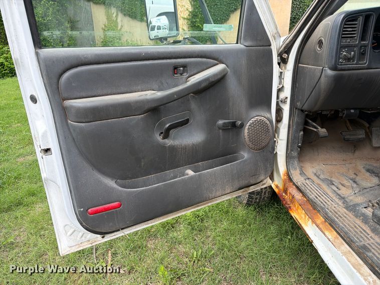 image for item NA9529 2005 Chevrolet Silverado 3500 dump bed pickup truck