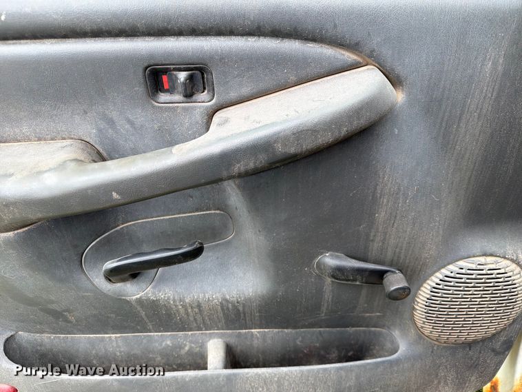 image for item NA9529 2005 Chevrolet Silverado 3500 dump bed pickup truck