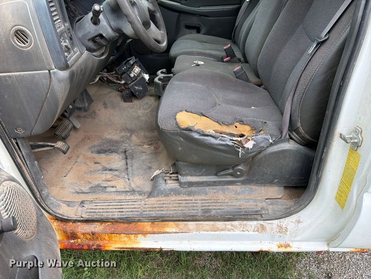 image for item NA9529 2005 Chevrolet Silverado 3500 dump bed pickup truck