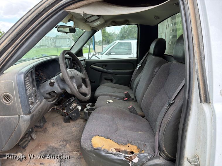 image for item NA9529 2005 Chevrolet Silverado 3500 dump bed pickup truck