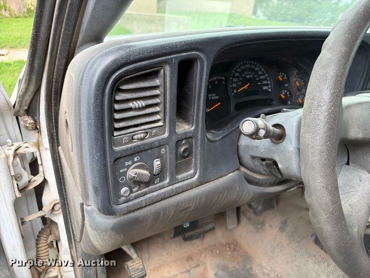 image for item NA9529 2005 Chevrolet Silverado 3500 dump bed pickup truck