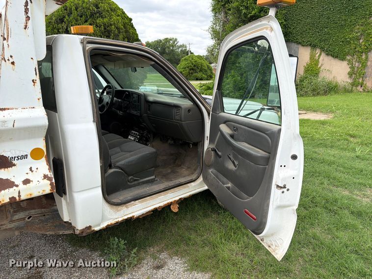 image for item NA9529 2005 Chevrolet Silverado 3500 dump bed pickup truck