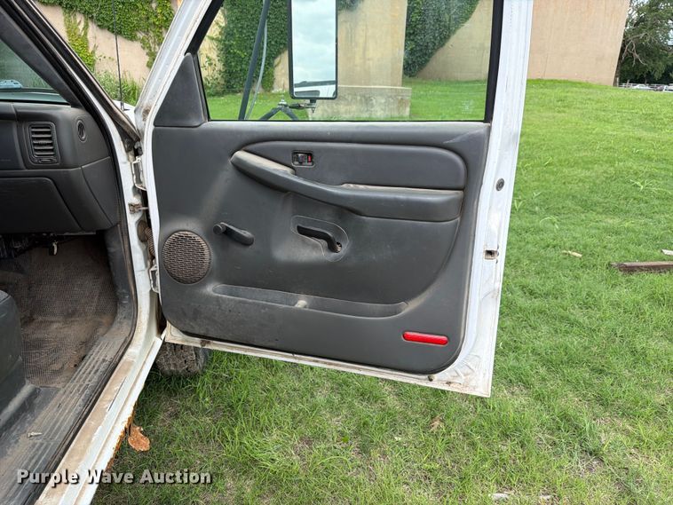 image for item NA9529 2005 Chevrolet Silverado 3500 dump bed pickup truck