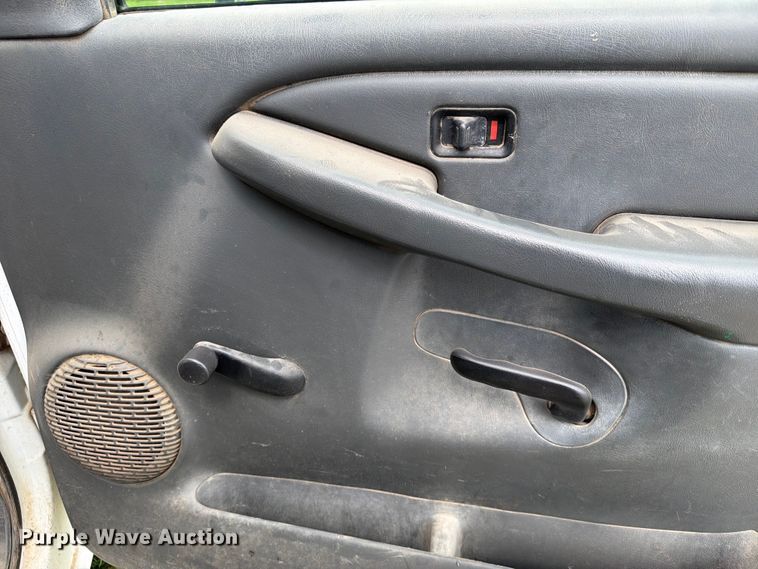image for item NA9529 2005 Chevrolet Silverado 3500 dump bed pickup truck