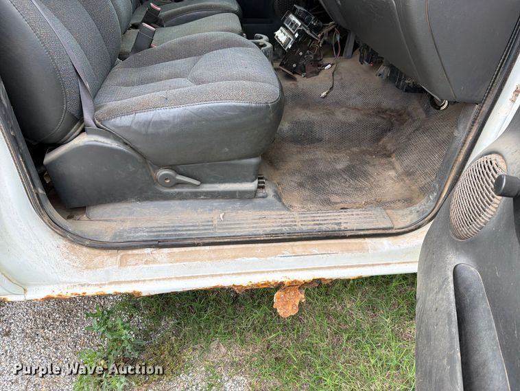 image for item NA9529 2005 Chevrolet Silverado 3500 dump bed pickup truck