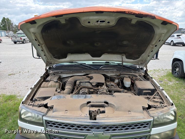image for item NA9529 2005 Chevrolet Silverado 3500 dump bed pickup truck