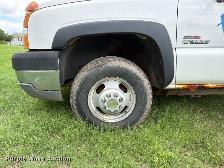 image for item NA9529 2005 Chevrolet Silverado 3500 dump bed pickup truck