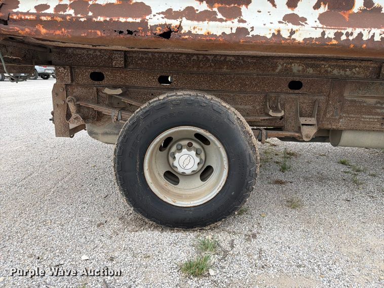 image for item NA9529 2005 Chevrolet Silverado 3500 dump bed pickup truck