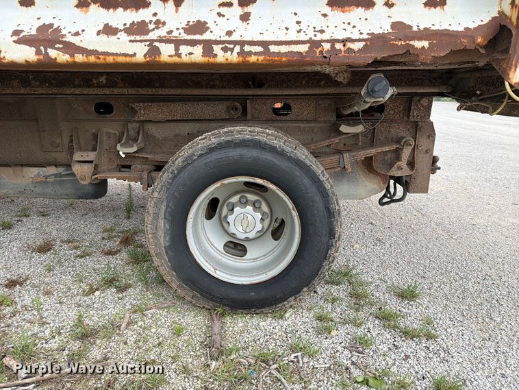 image for item NA9529 2005 Chevrolet Silverado 3500 dump bed pickup truck