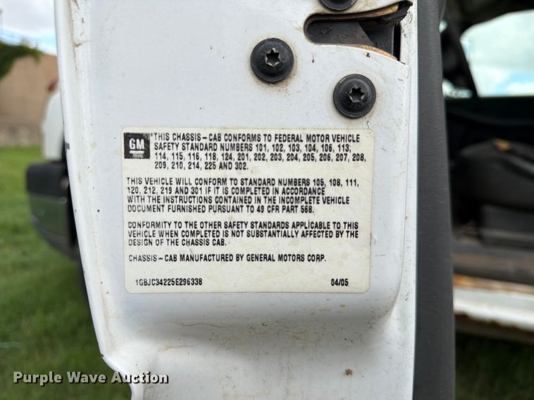 image for item NA9529 2005 Chevrolet Silverado 3500 dump bed pickup truck
